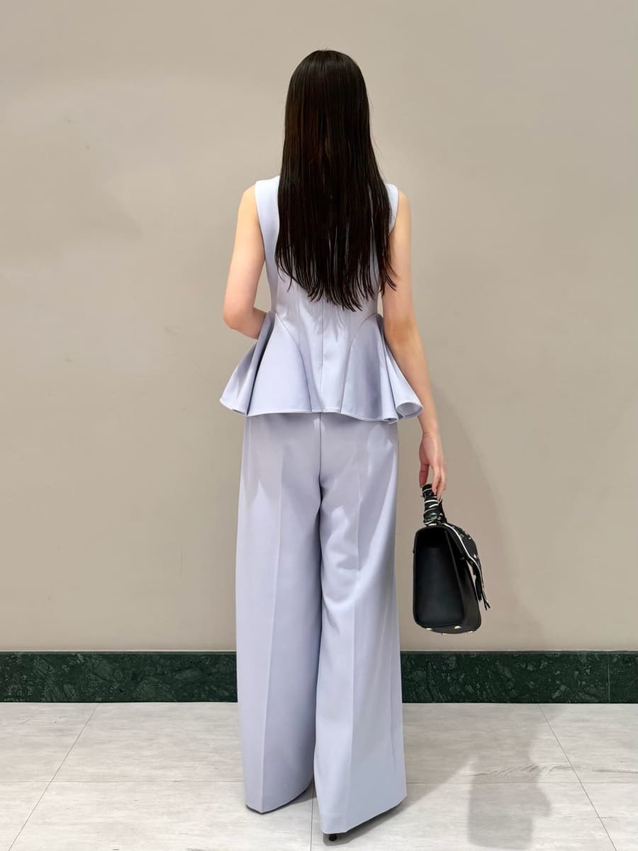 ブルー系のワンピース、ブラック系のパンプス、ブラック系のハンドバッグを着用したレディースの春コーディネートの3枚目の写真