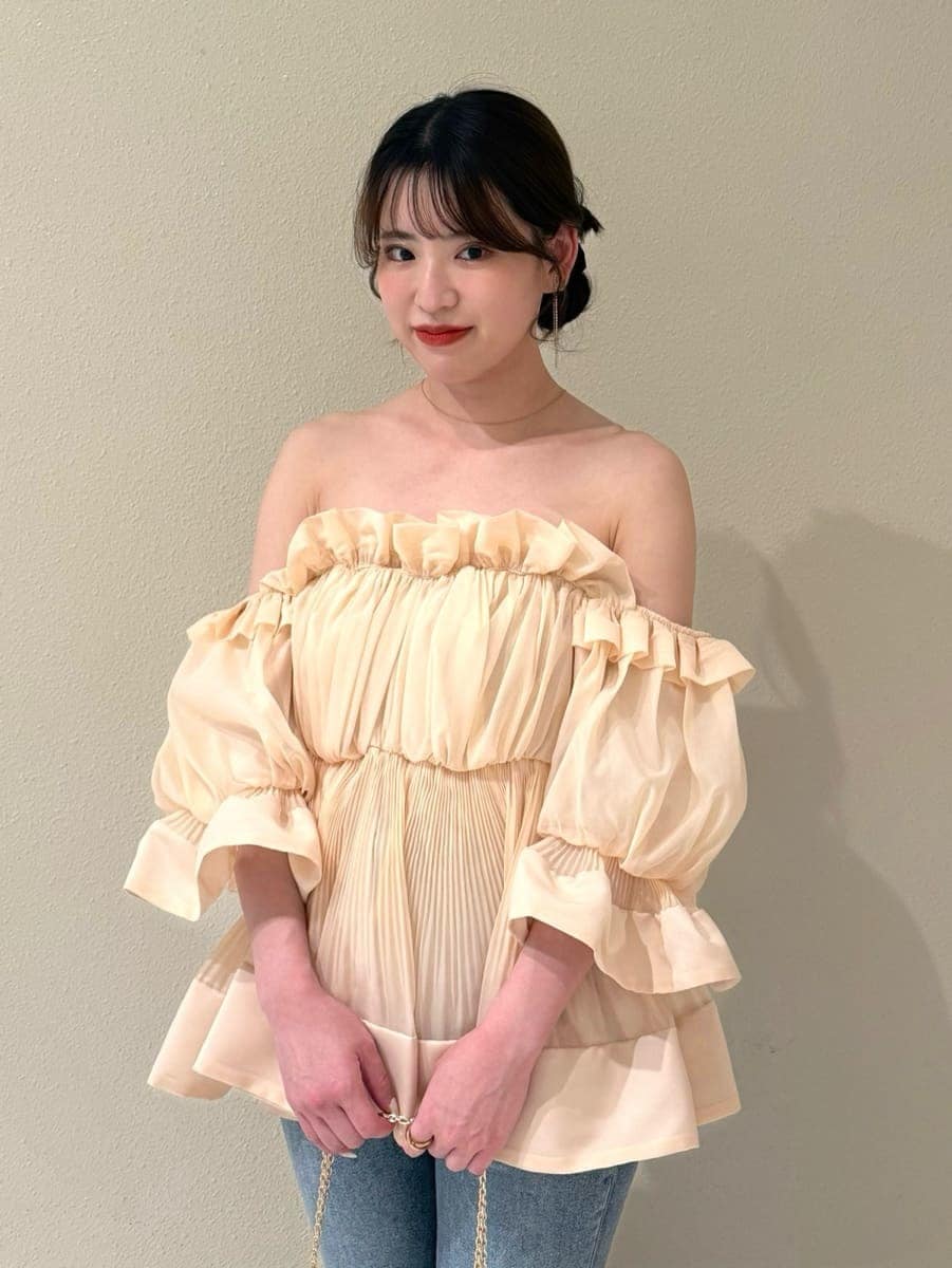 ブルー系のその他パンツ、オレンジ系のその他トップス、その他のパンプスを着用したレディースの春コーディネートの4枚目の写真