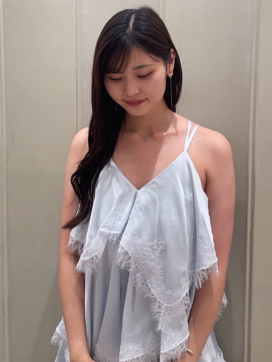 ホワイト系のカーディガン/ボレロ、ブルー系のワンピース、ブラック系のサンダルを着用したレディースの夏コーディネートの8枚目の写真