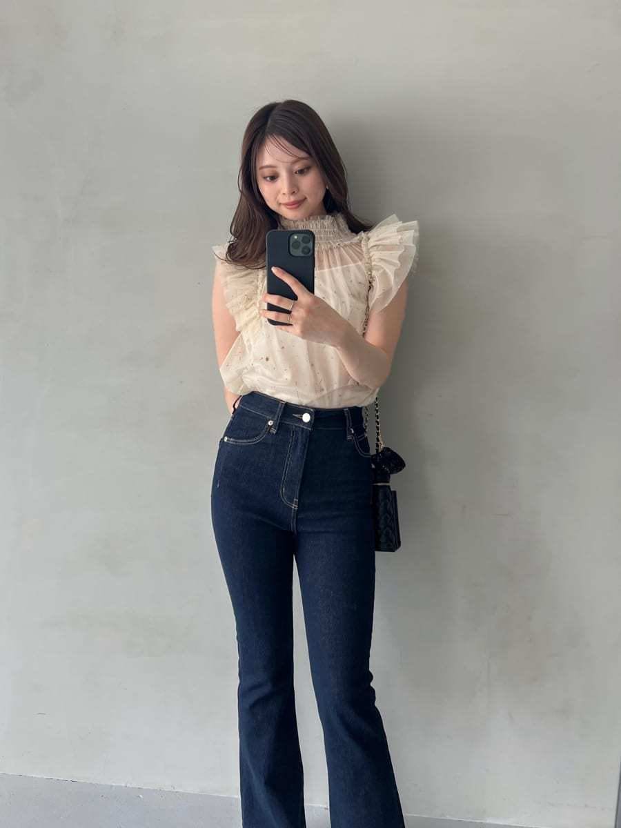 ベージュ系のシャツ/ブラウス、ブルー系のその他パンツ、ブラック系のショルダーバッグを着用したレディースの夏コーディネートの2枚目の写真