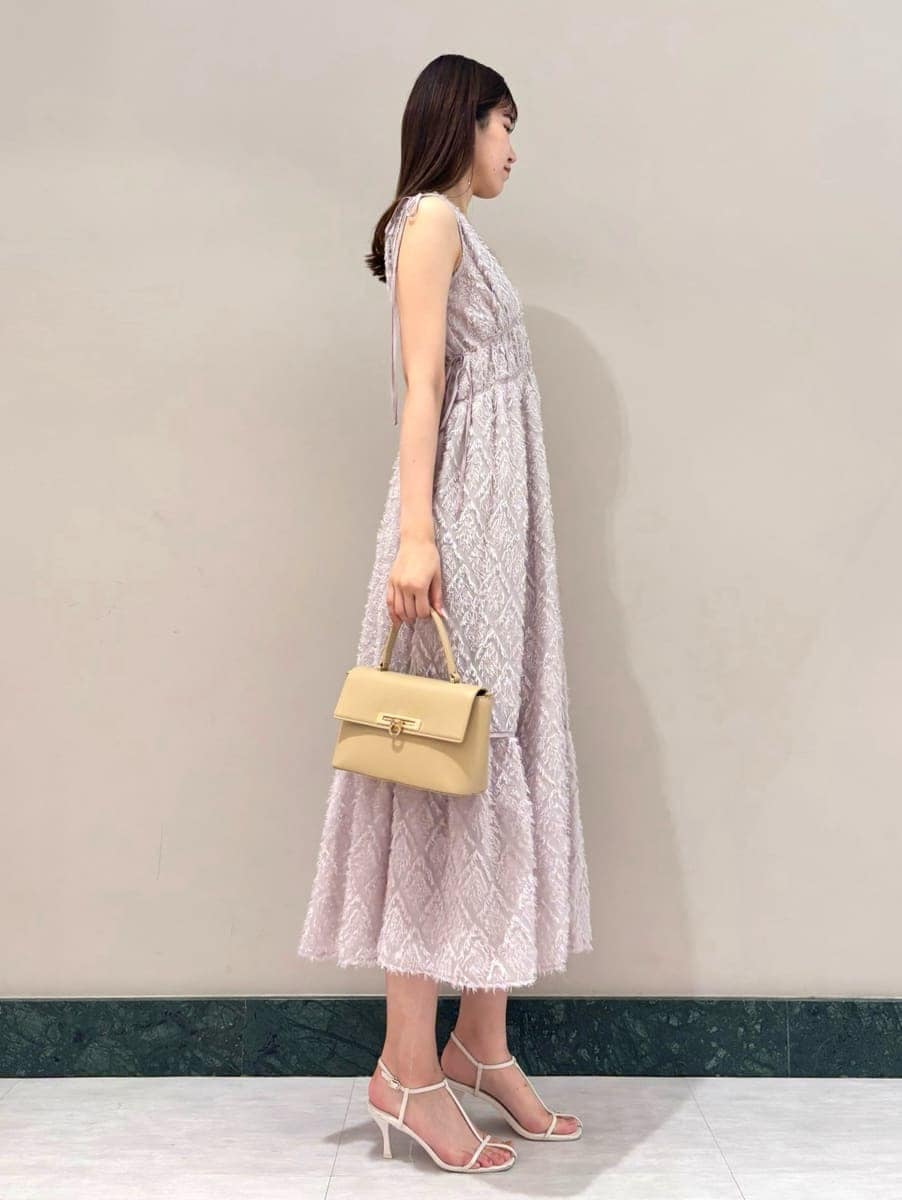 ピンク系のワンピース、ベージュ系のショルダーバッグ、ホワイト系のサンダルを着用したレディースの夏コーディネートの3枚目の写真