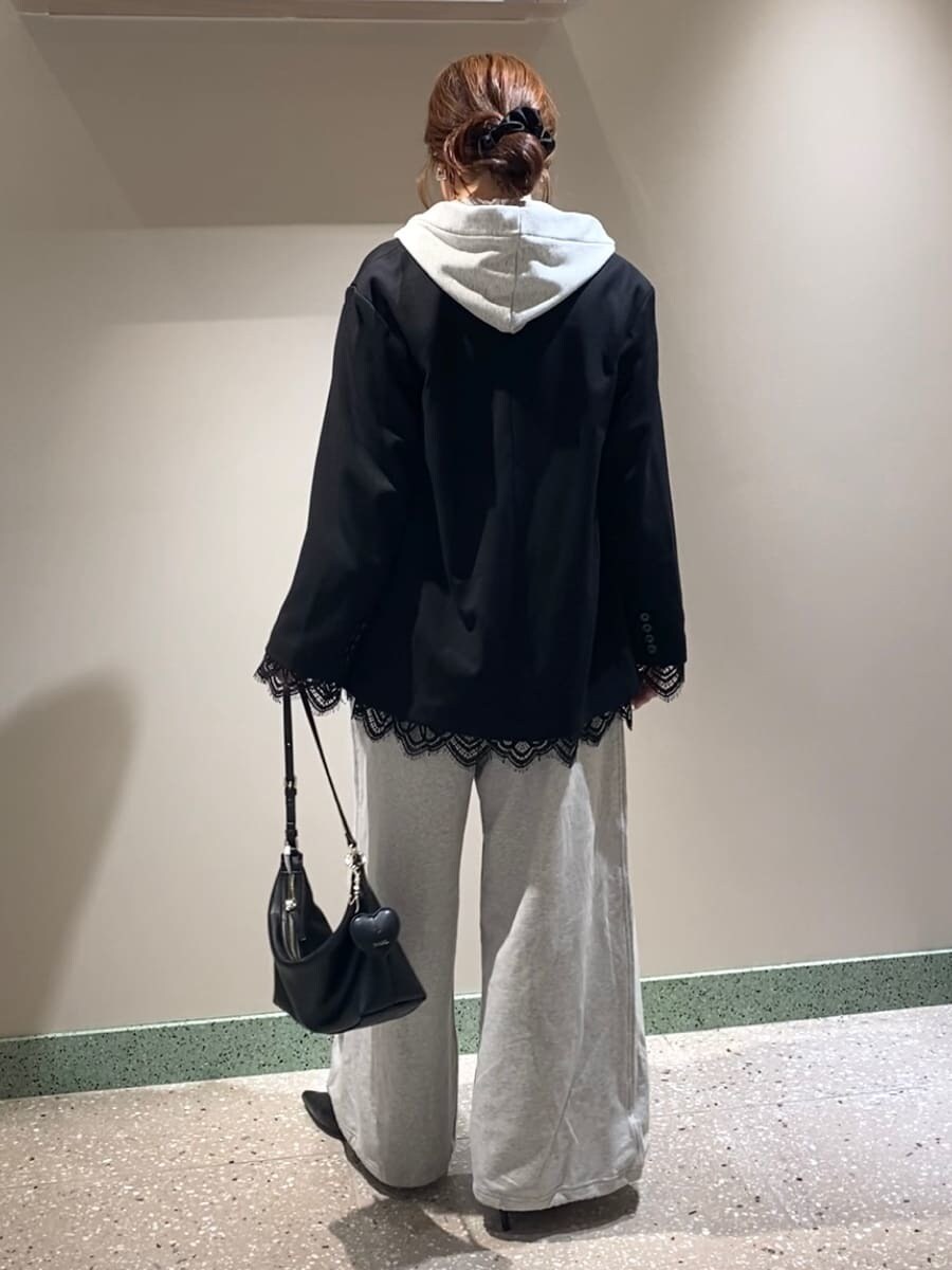 ブラック系のテーラードジャケット、グレー系のその他パンツ、グレー系のパーカーを着用したレディースの秋コーディネートの6枚目の写真