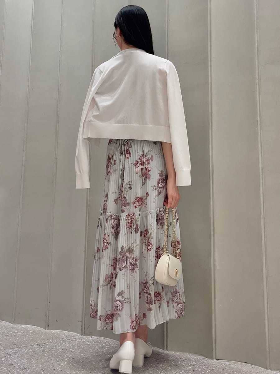 グリーン系のワンピース、ホワイト系のカーディガン/ボレロ、ホワイト系のショルダーバッグを着用したレディースの春コーディネートの7枚目の写真