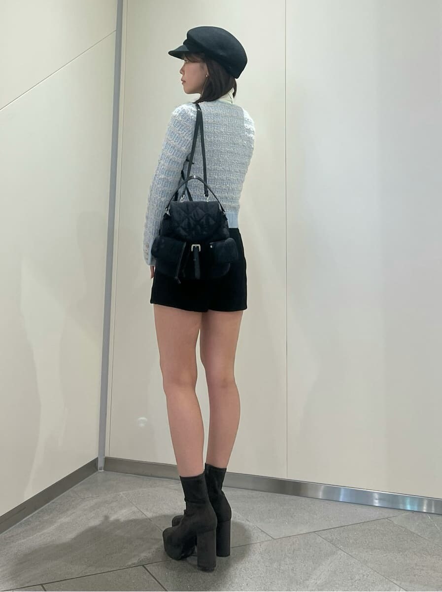 ホワイト系のTシャツ/カットソー、グレー系のブーツ、ブラック系のバックパック/リュックを着用したレディースの夏コーディネートの2枚目の写真