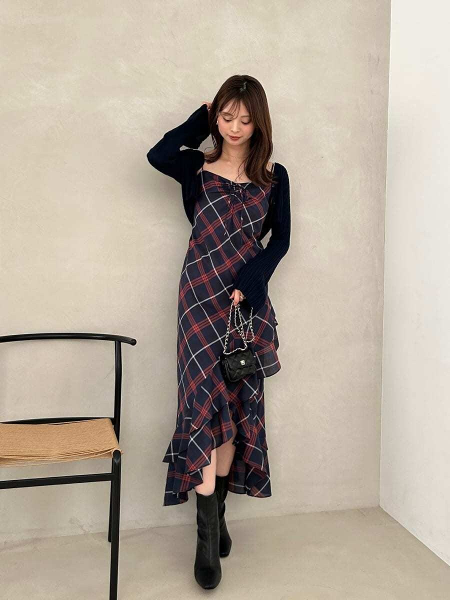 ブルー系のワンピース、ブルー系のカーディガン/ボレロ、ブラック系のショルダーバッグを着用したレディースの夏コーディネートの2枚目の写真