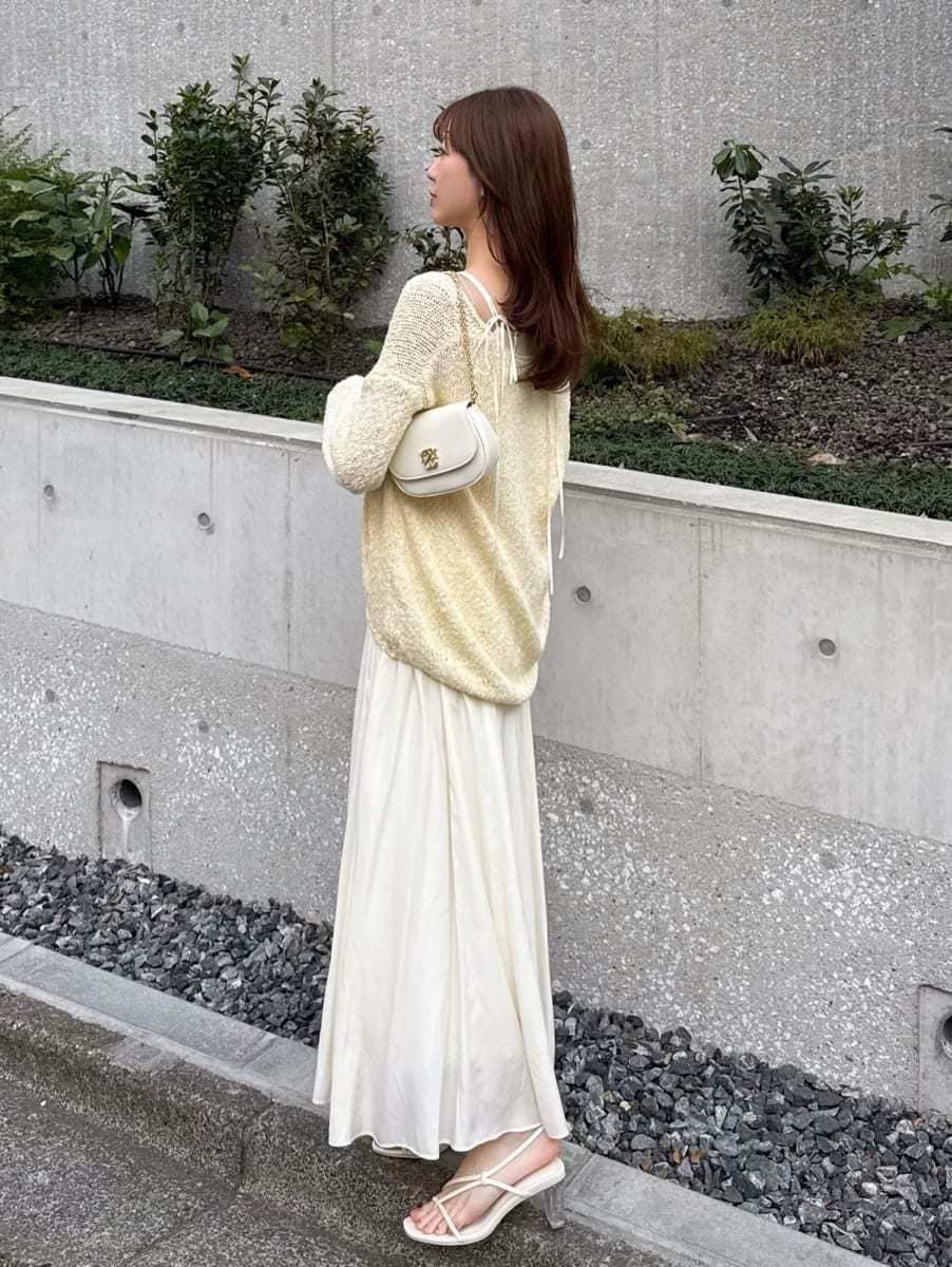 ホワイト系のキャミソール、イエロー系のワンピース、ホワイト系のショルダーバッグを着用したレディースの冬コーディネートの4枚目の写真
