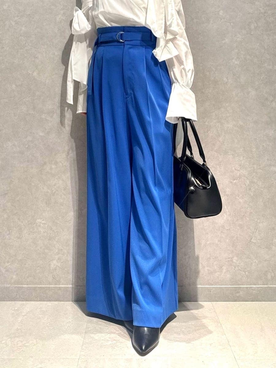 ブラック系のブーツ、ブルー系のその他パンツ、ブラック系のボストンバッグを着用したレディースの冬コーディネートの6枚目の写真