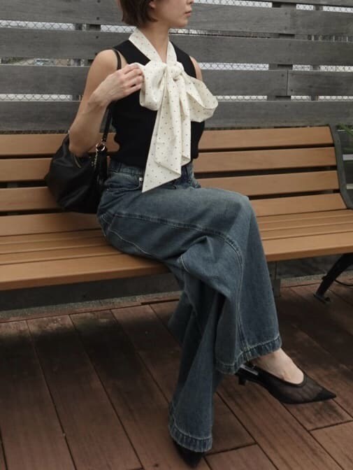 ブルー系のデニムパンツ、ブラック系のTシャツ/カットソー、ブラック系のショルダーバッグを着用したレディースの夏コーディネートの5枚目の写真