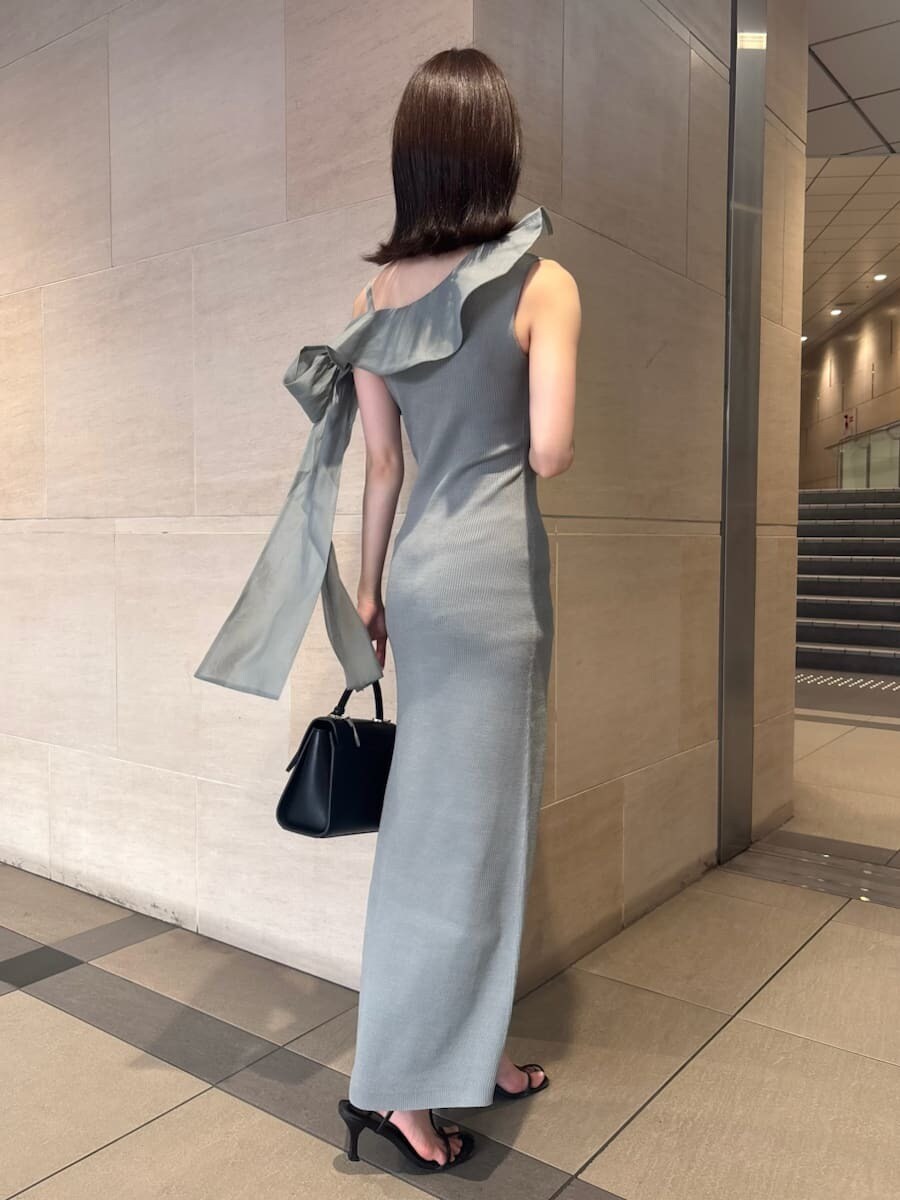 グリーン系のワンピース、ブラック系のサンダル、ブラック系のショルダーバッグを着用したレディースの夏コーディネートの4枚目の写真