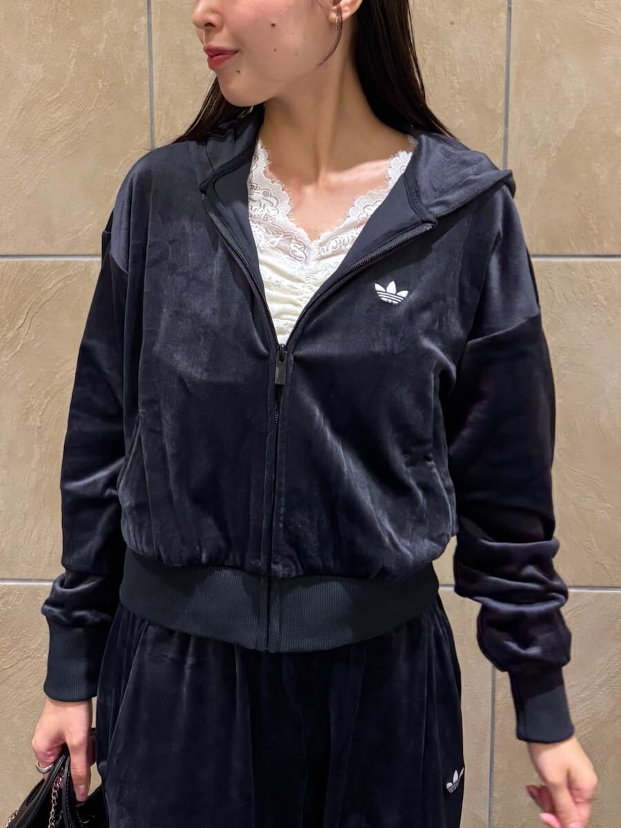 ホワイト系のTシャツ/カットソー、ブラック系のパンプス、ブラック系のショルダーバッグを着用したレディースの秋コーディネートの4枚目の写真
