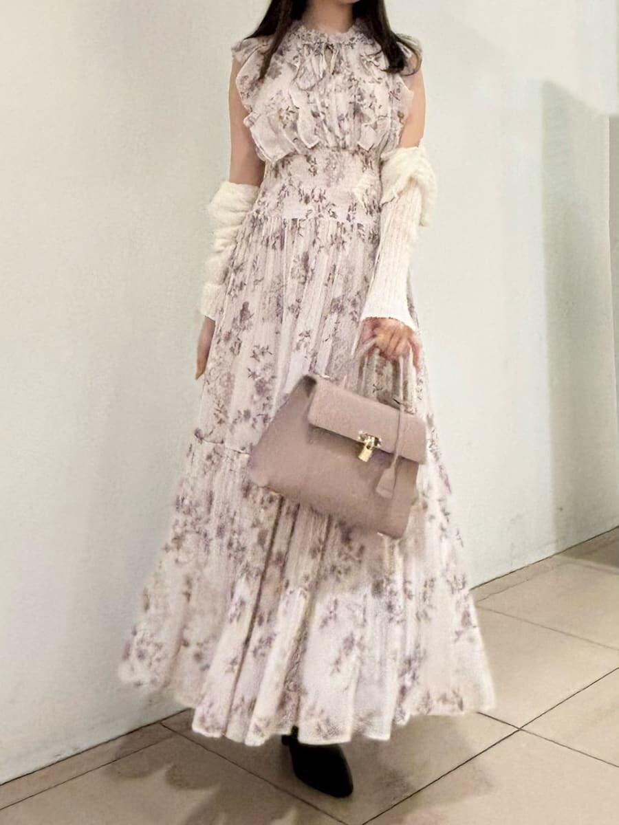 ピンク系のワンピース、ホワイト系のカーディガン/ボレロ、ピンク系のハンドバッグを着用したレディースの秋コーディネートの2枚目の写真