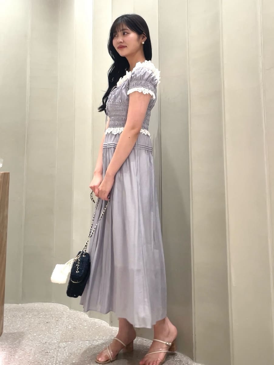 その他のワンピース、その他のサンダル、ブルー系のスマホグッズを着用したレディースの夏コーディネートの3枚目の写真
