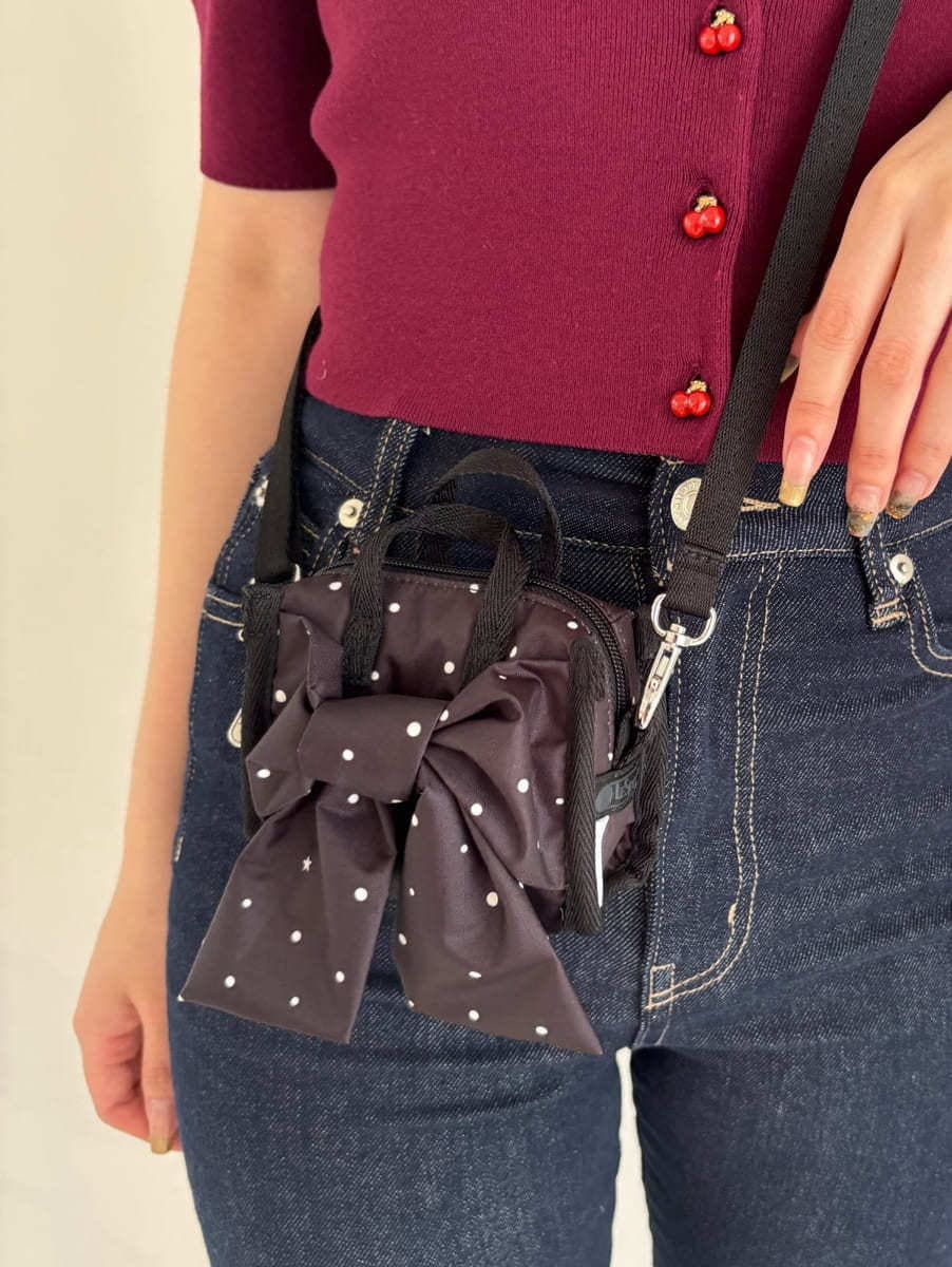 ブルー系のその他パンツ、レッド系のカーディガン/ボレロを着用したレディースの春コーディネートの6枚目の写真