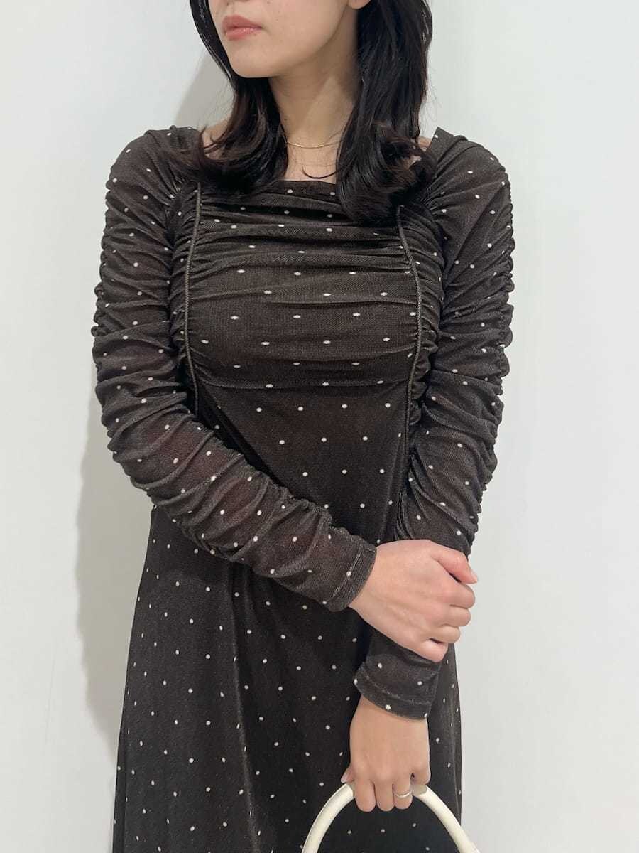 その他のワンピース、ホワイト系のブーツ、ホワイト系のハンドバッグを着用したレディースの冬コーディネートの4枚目の写真