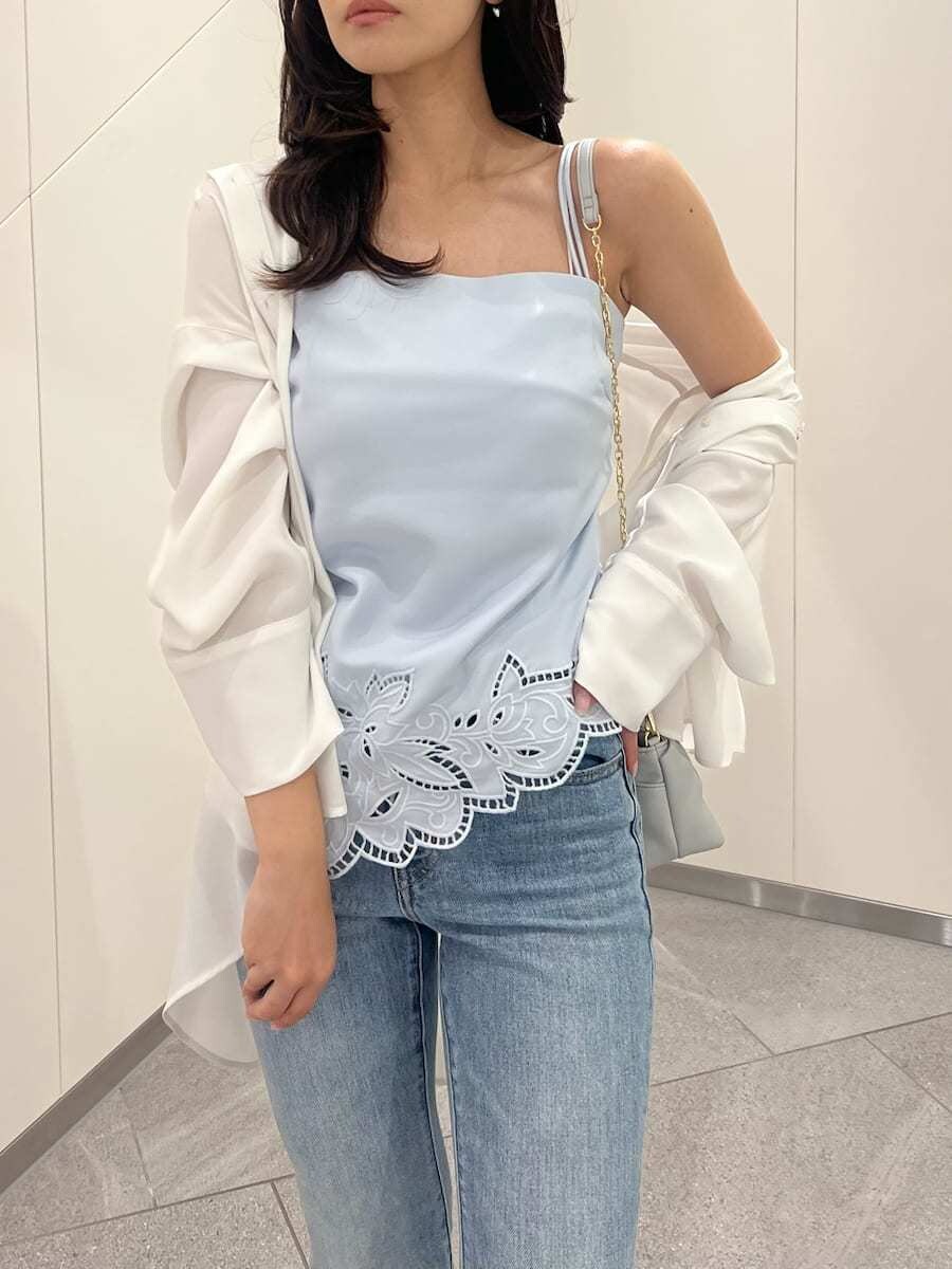 ブルー系のデニムパンツ、ホワイト系のサンダルを着用したレディースの春コーディネートの3枚目の写真