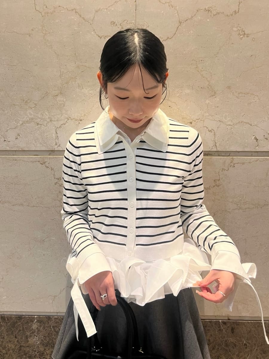 グレー系のその他パンツ、その他のニット/セーター、ブラック系のボストンバッグを着用したレディースの冬コーディネートの4枚目の写真