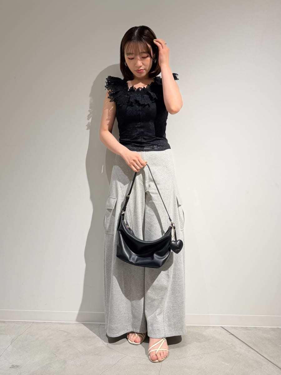 ホワイト系のサンダル、グレー系のその他パンツ、ブラック系のTシャツ/カットソーを着用したレディースの夏コーディネートの2枚目の写真