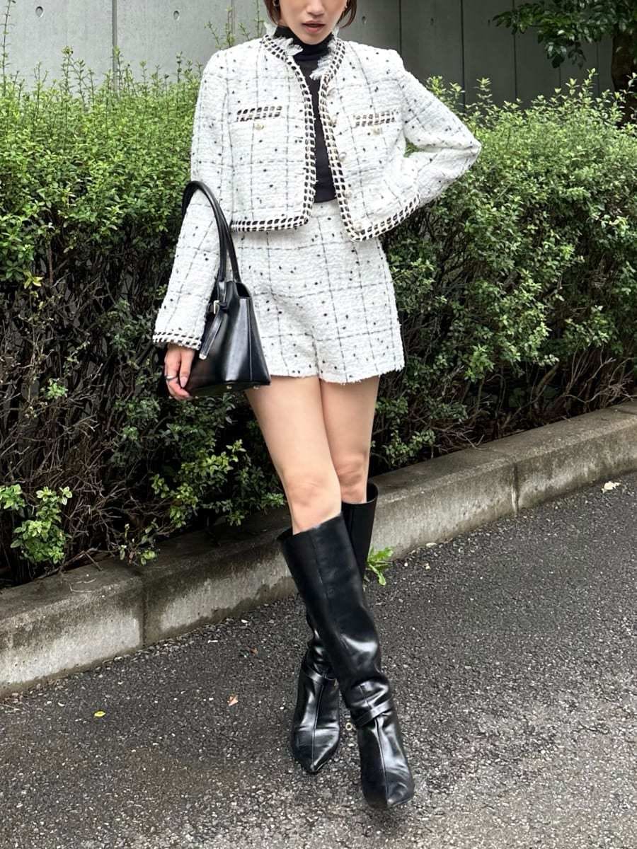 ホワイト系のノーカラージャケット、ホワイト系のその他パンツ、ブラック系のTシャツ/カットソーを着用したレディースの秋コーディネートの3枚目の写真