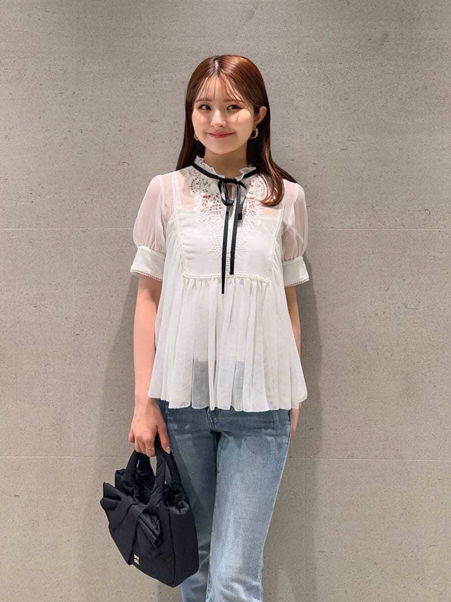 ブルー系のデニムパンツ、イエロー系のパンプス、その他のシャツ/ブラウスを着用したレディースの春コーディネートの4枚目の写真