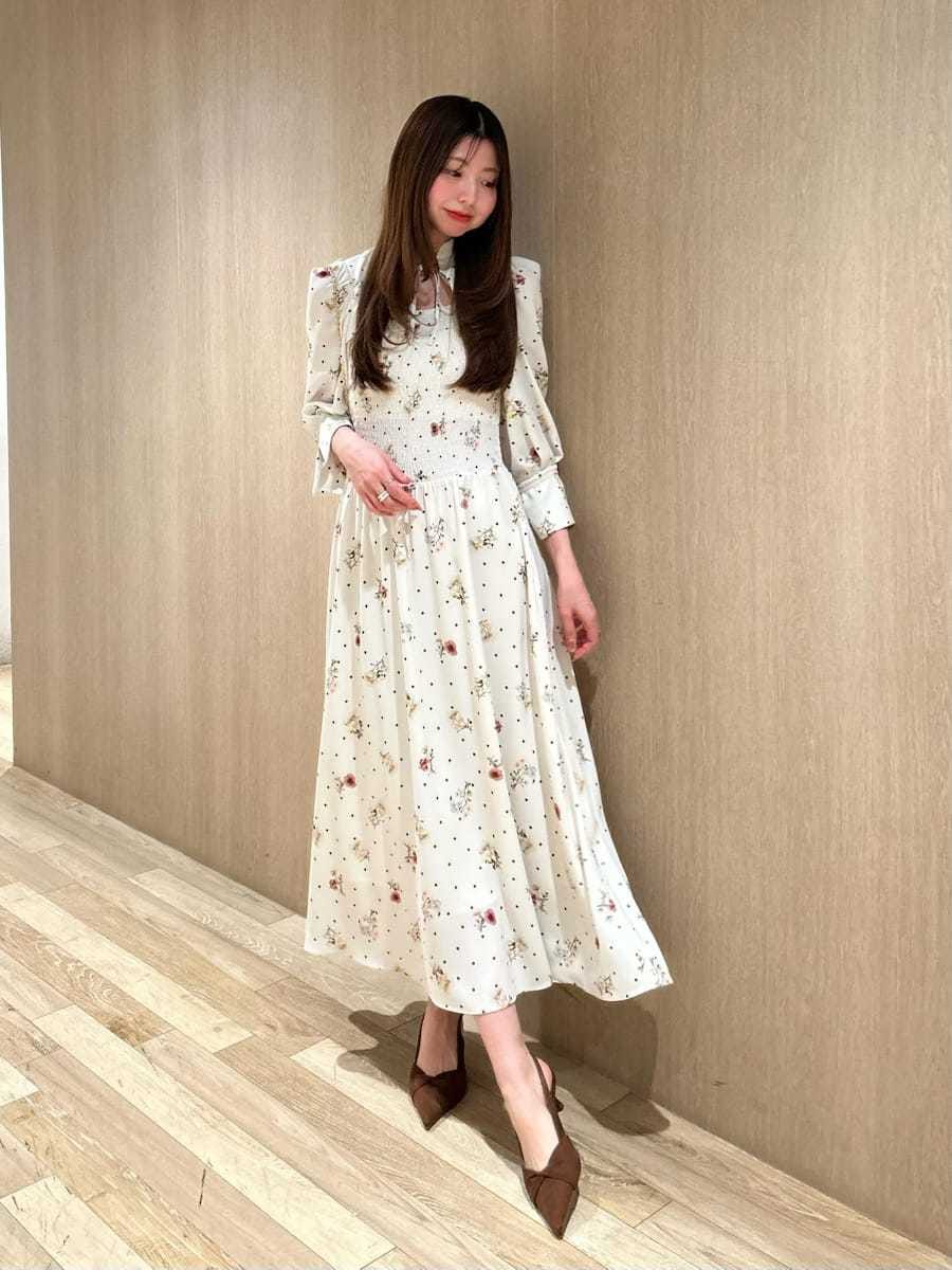 ブラウン系のパンプス、ホワイト系のショルダーバッグ、その他のワンピースを着用したレディースの春コーディネートの7枚目の写真