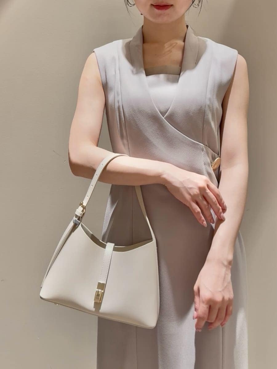 ベージュ系のワンピース、ホワイト系のサンダル、ホワイト系のハンドバッグを着用したレディースの夏コーディネートの5枚目の写真