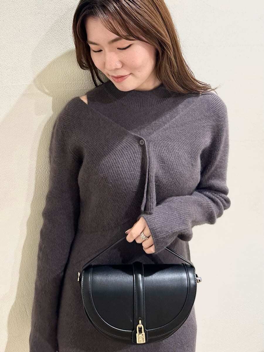 グレー系のカーディガン/ボレロ、グレー系のワンピース、ブラウン系のブーツを着用したレディースの秋コーディネートの5枚目の写真