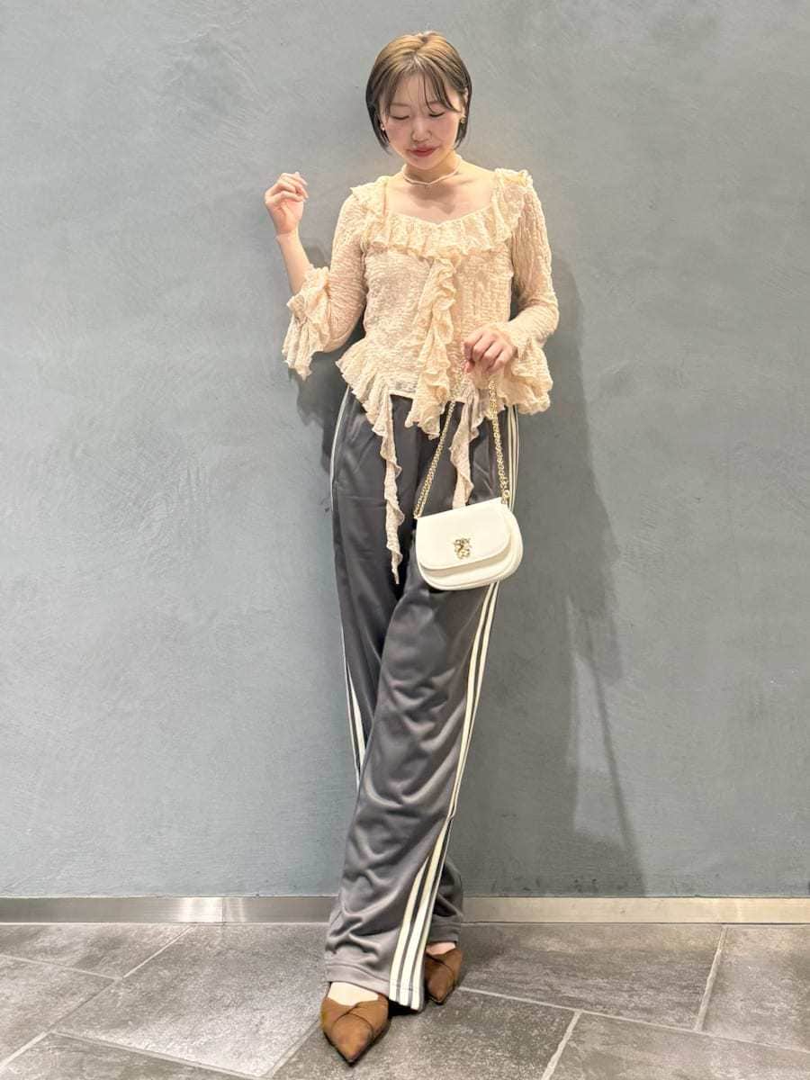 ピンク系のTシャツ/カットソー、グレー系のその他パンツ、ブラウン系のパンプスを着用したレディースの冬コーディネートの6枚目の写真