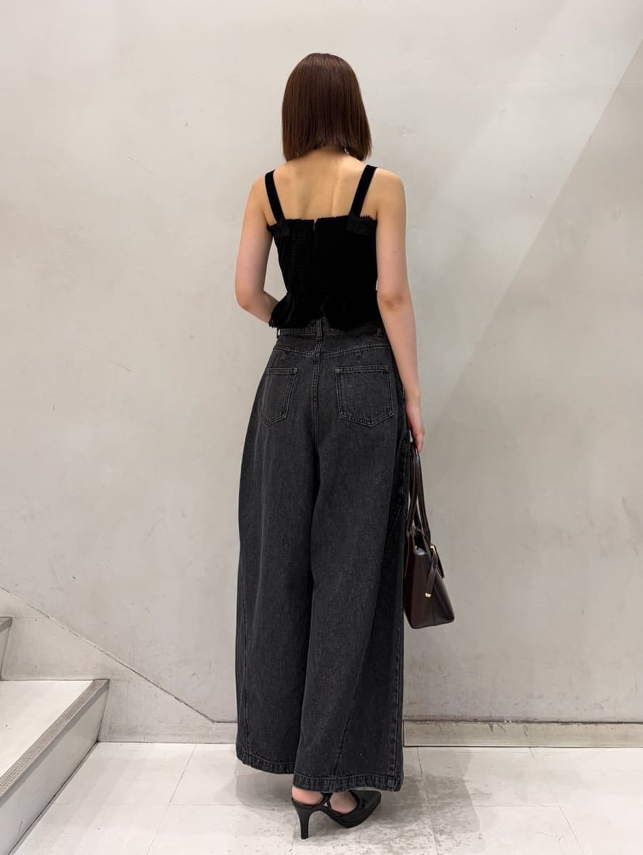 ブラック系のデニムパンツ、ブラック系のその他トップス、ブラック系のパンプスを着用したレディースの夏コーディネートの3枚目の写真