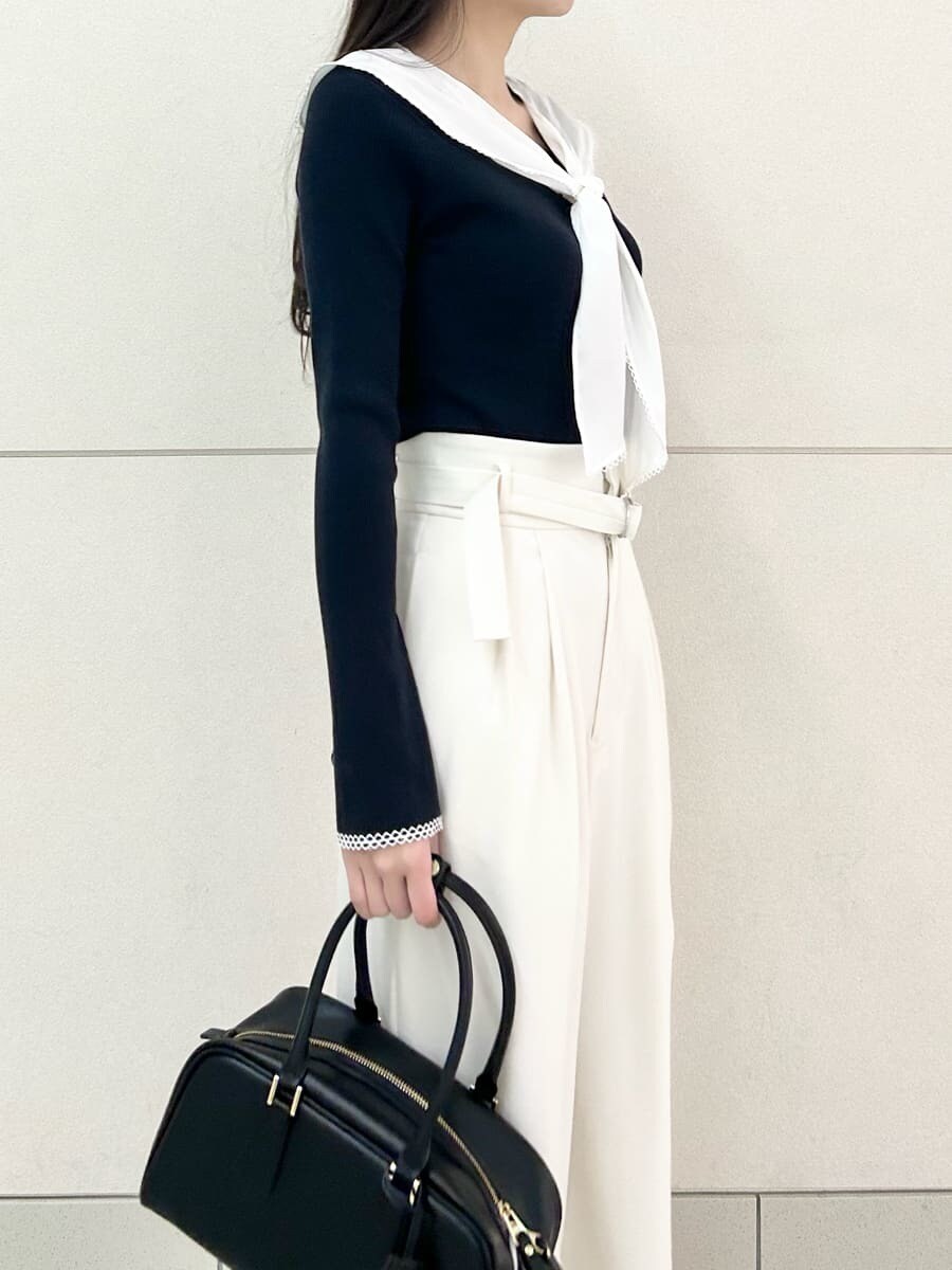 ブラック系のブーツ、ブルー系のニット/セーター、ホワイト系のその他パンツを着用したレディースの冬コーディネートの6枚目の写真