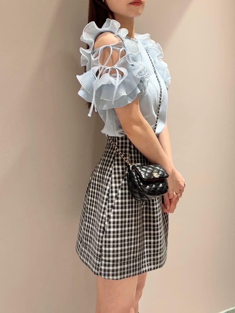 ブルー系のTシャツ/カットソー、その他のその他パンツ、ブラック系のショルダーバッグを着用したレディースの夏コーディネートの5枚目の写真