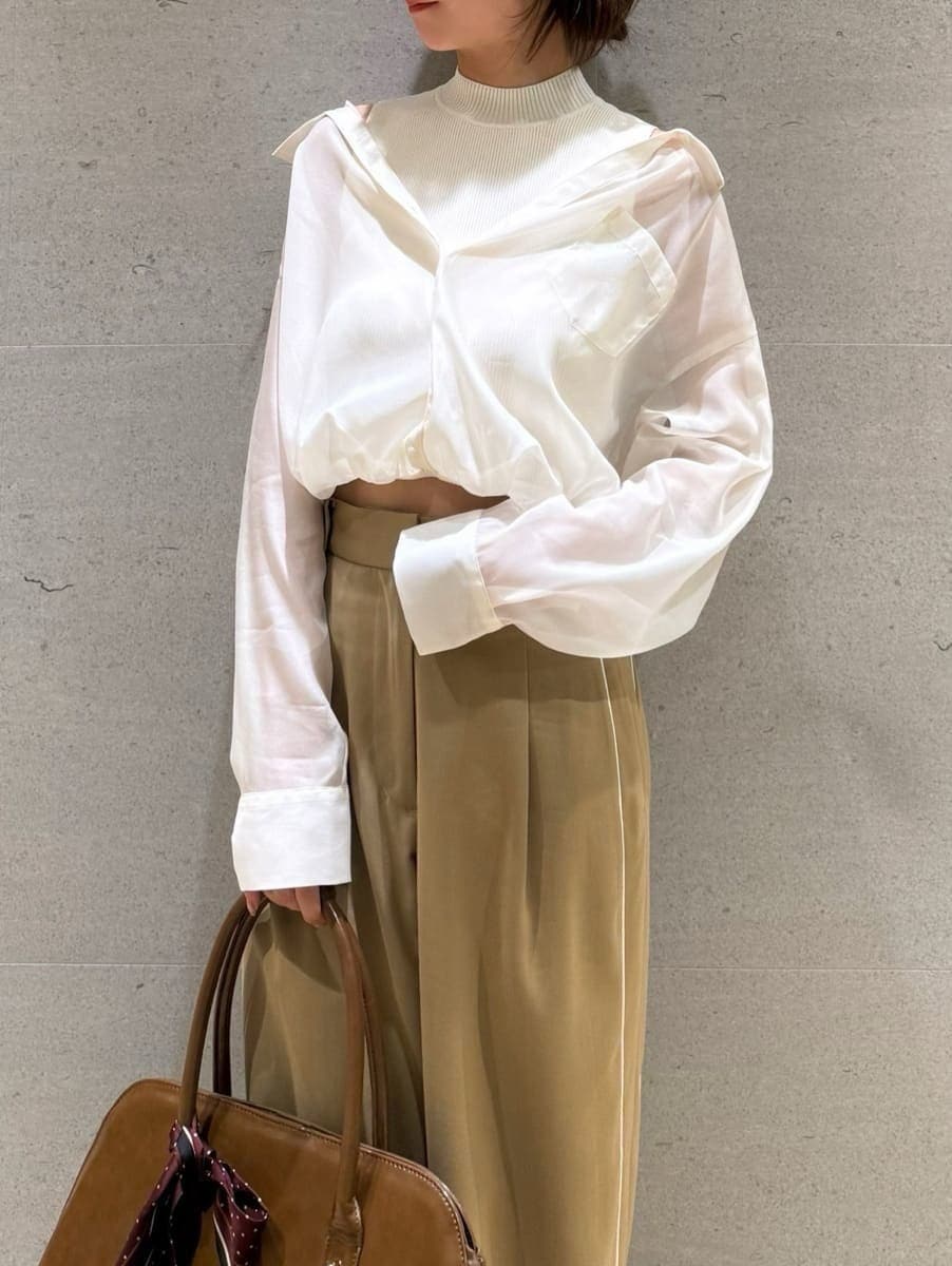 ベージュ系のその他パンツ、ホワイト系のニット/セーター、ブラウン系のハンドバッグを着用したレディースの秋コーディネートの3枚目の写真