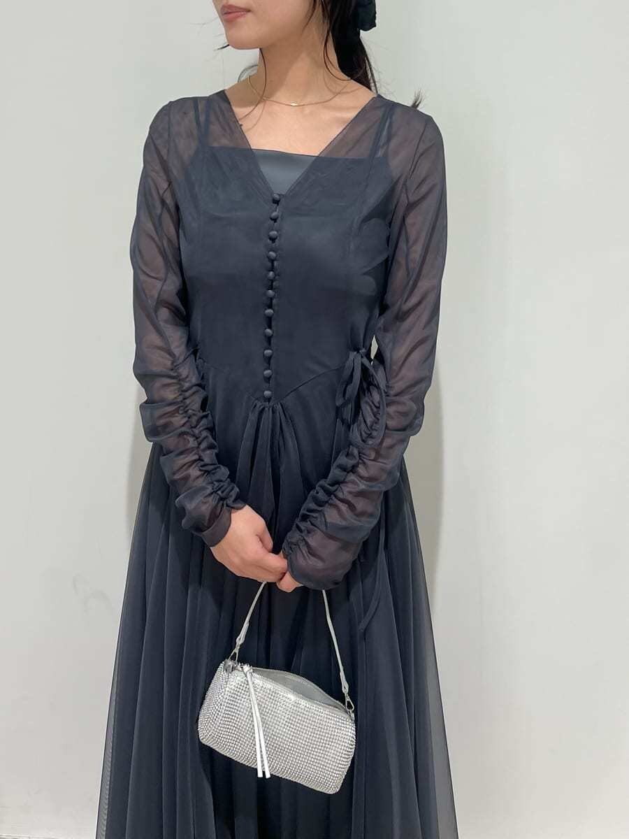 グレー系のブーツ、ブルー系のドレスを着用したレディースの冬コーディネートの4枚目の写真