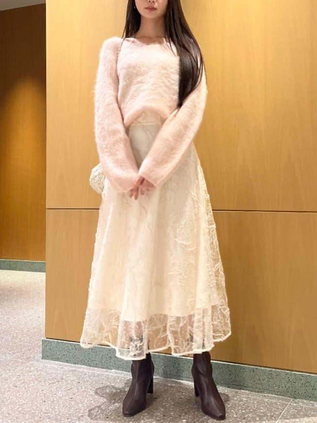 レッド系のブーツ、ホワイト系のショルダーバッグ、ピンク系のニット/セーターを着用したレディースの冬コーディネートの4枚目の写真