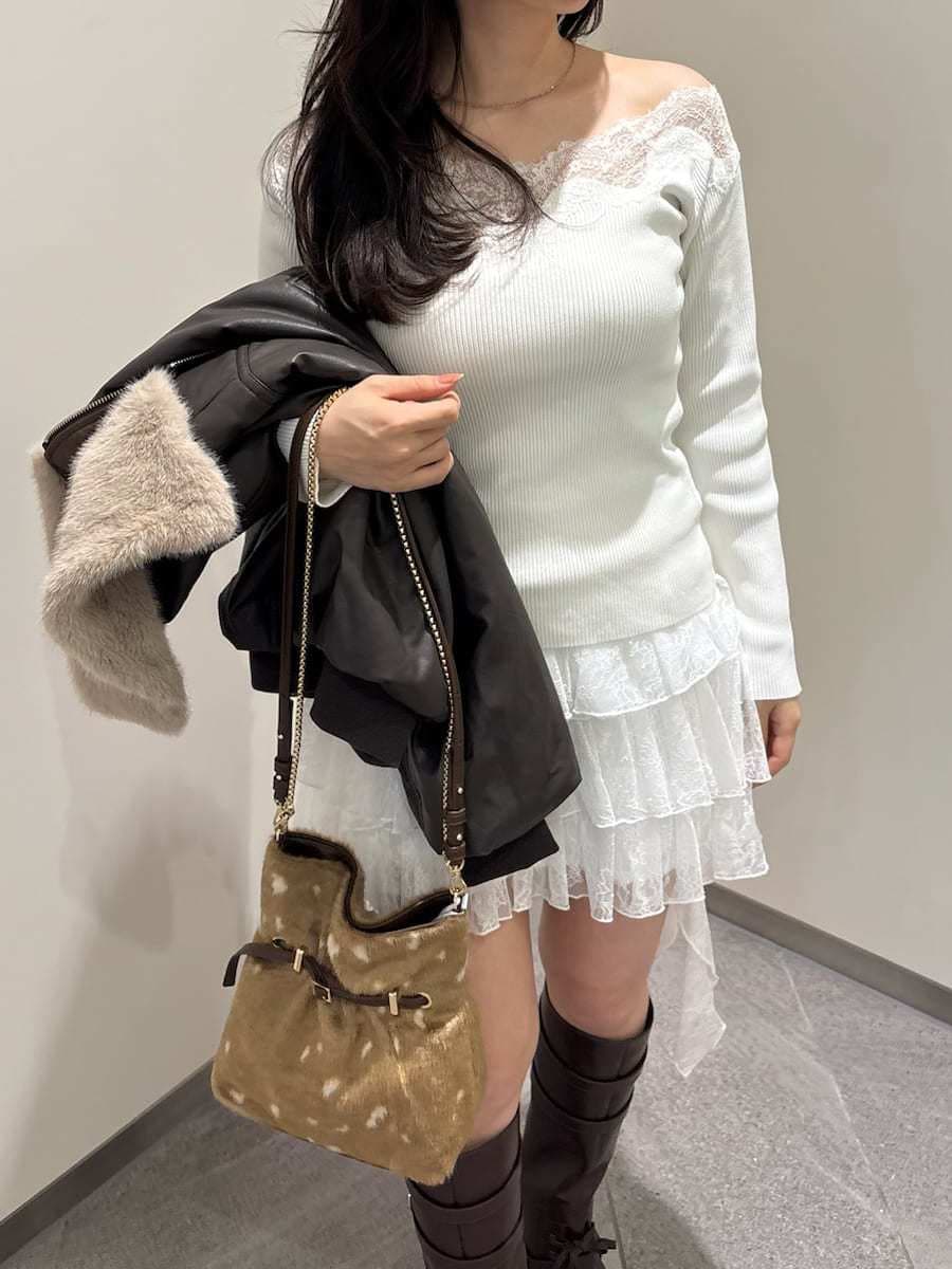 ブラウン系のブルゾン、ホワイト系のその他パンツ、ホワイト系のニット/セーターを着用したレディースの秋コーディネートの6枚目の写真