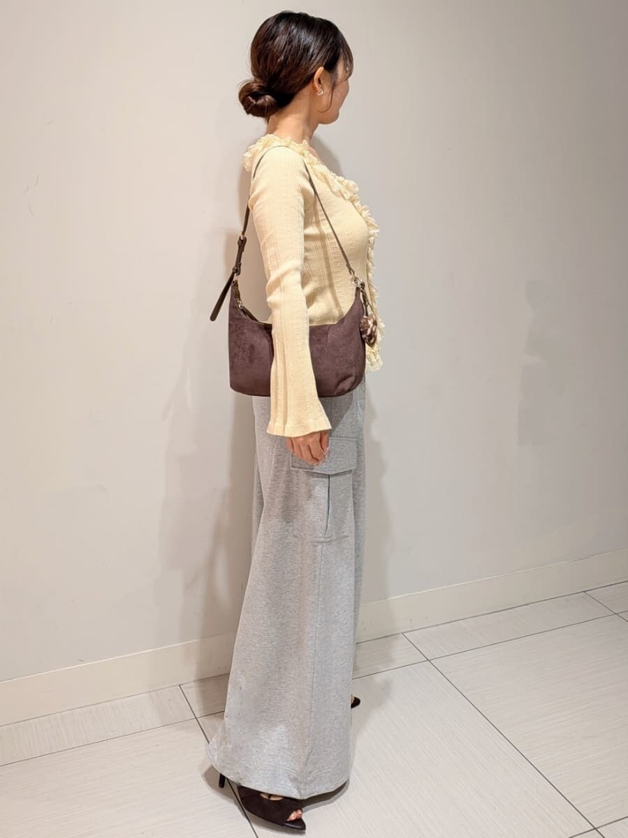 グレー系のその他パンツ、イエロー系のニット/セーター、ブラック系のサンダルを着用したレディースの夏コーディネートの2枚目の写真