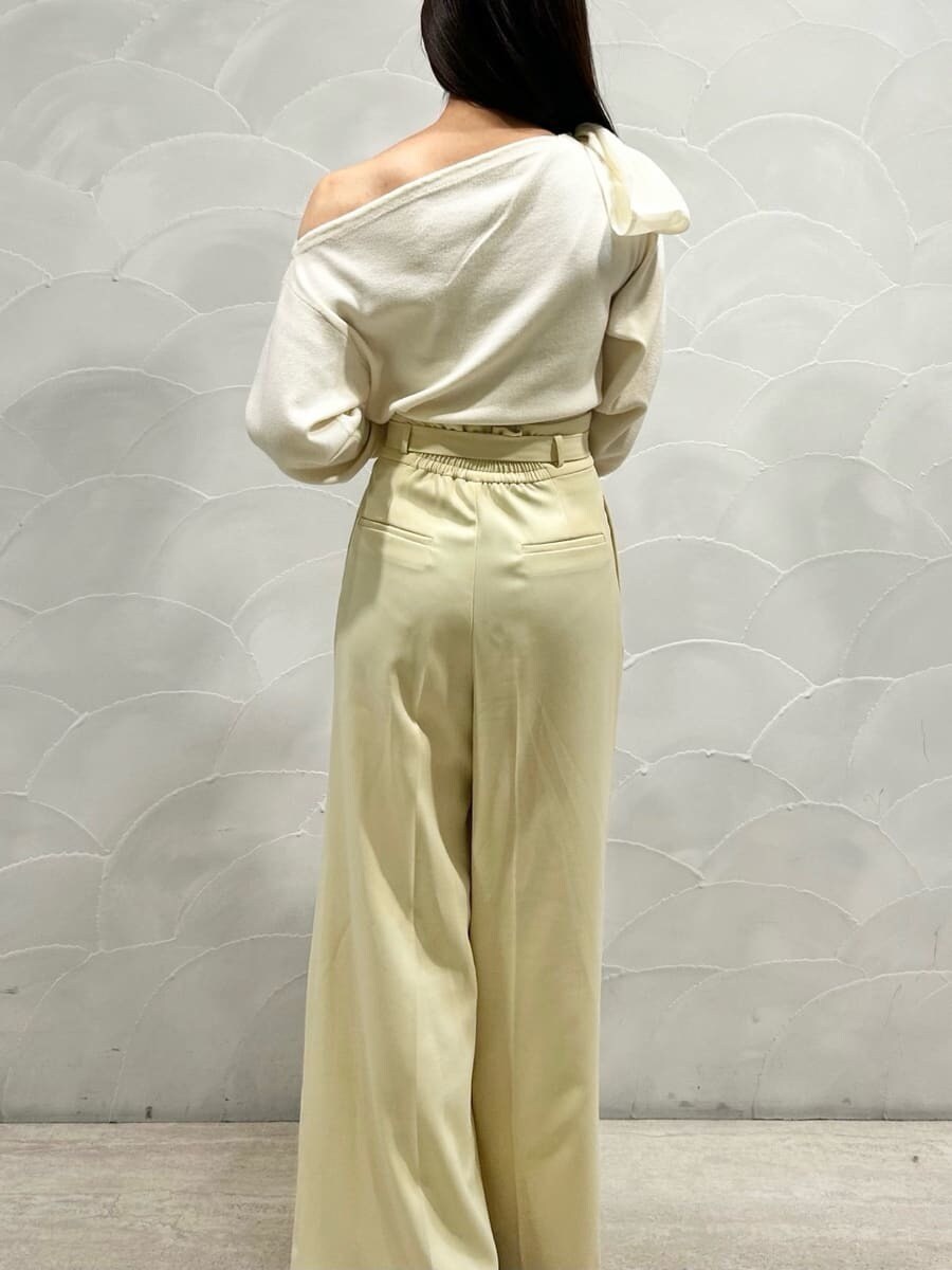 レッド系のブーツ、ホワイト系のニット/セーター、ブラック系のボストンバッグを着用したレディースの秋コーディネートの4枚目の写真