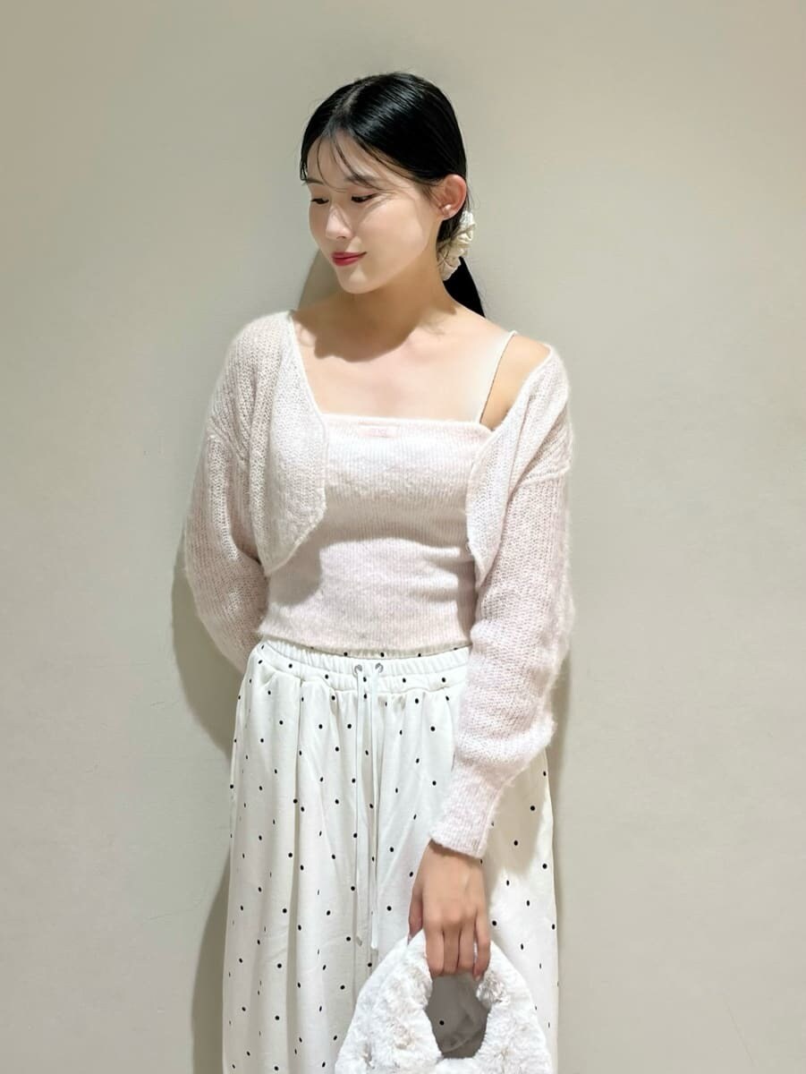 その他のその他パンツ、ピンク系のカーディガン/ボレロ、ブラック系のサンダルを着用したレディースの秋コーディネートの3枚目の写真