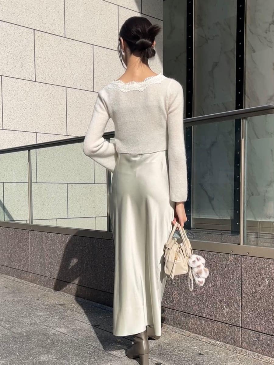 ホワイト系のチェスターコート、ホワイト系のワンピース、ホワイト系のボストンバッグを着用したレディースの秋コーディネートの10枚目の写真