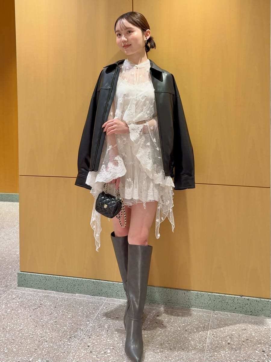 ブラック系のブルゾン、その他のシャツ/ブラウス、その他のその他パンツを着用したレディースの秋コーディネートの3枚目の写真