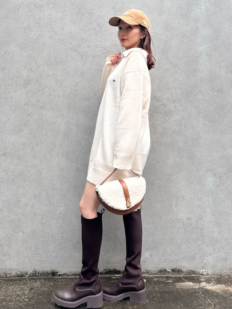 ホワイト系のワンピース、イエロー系のハンドバッグ、ベージュ系のキャップを着用したレディースの秋コーディネートの3枚目の写真