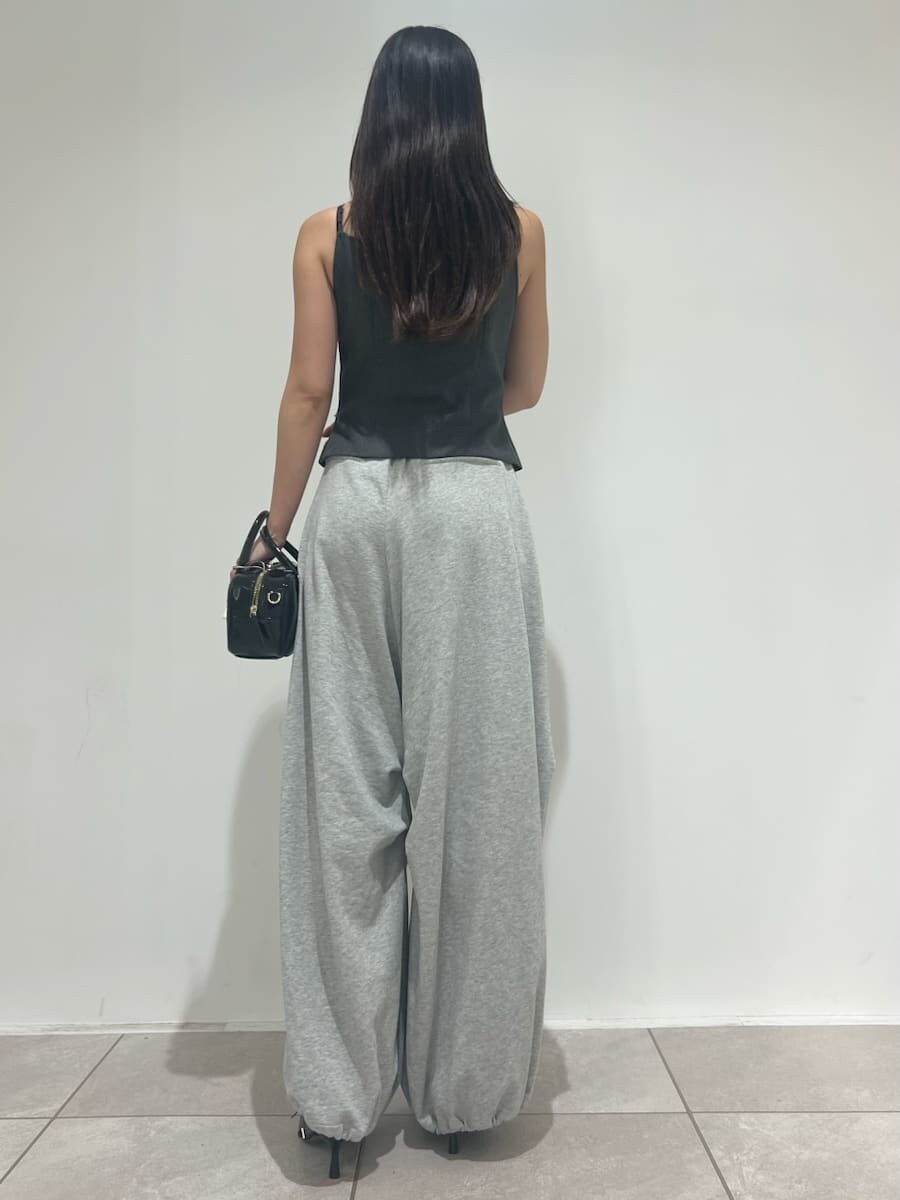 グレー系のキャミソール、グレー系のその他パンツ、ブラック系のパンプスを着用したレディースの夏コーディネートの3枚目の写真