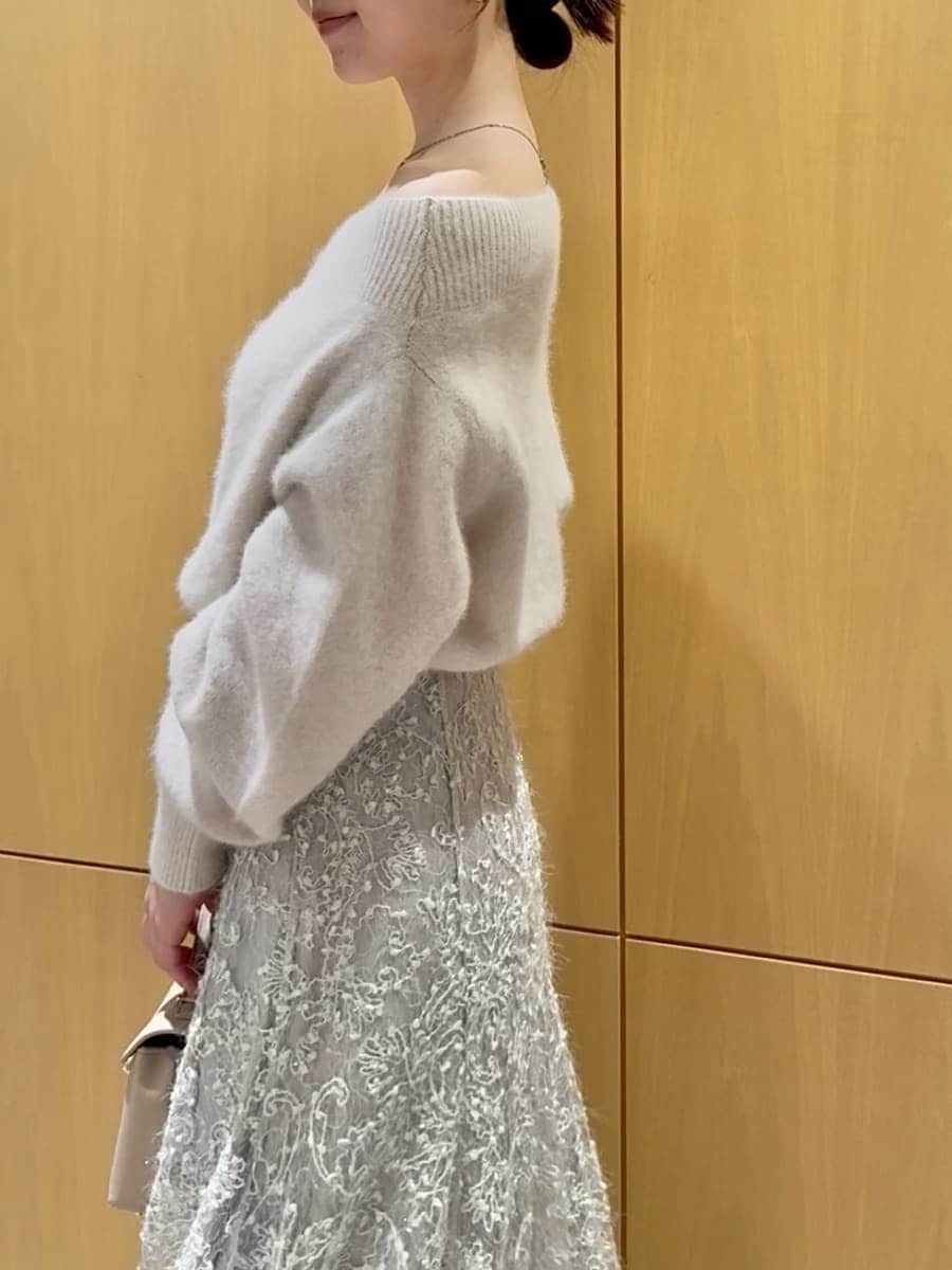 ホワイト系のニット/セーター、グリーン系のスカート、ベージュ系のブーツを着用したレディースの秋コーディネートの5枚目の写真