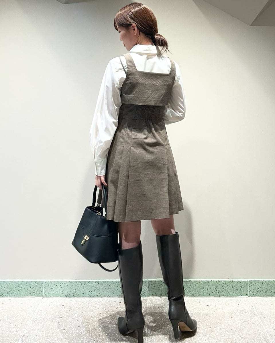 その他のワンピース、ホワイト系のシャツ/ブラウス、グレー系のブーツを着用したレディースの秋コーディネートの5枚目の写真