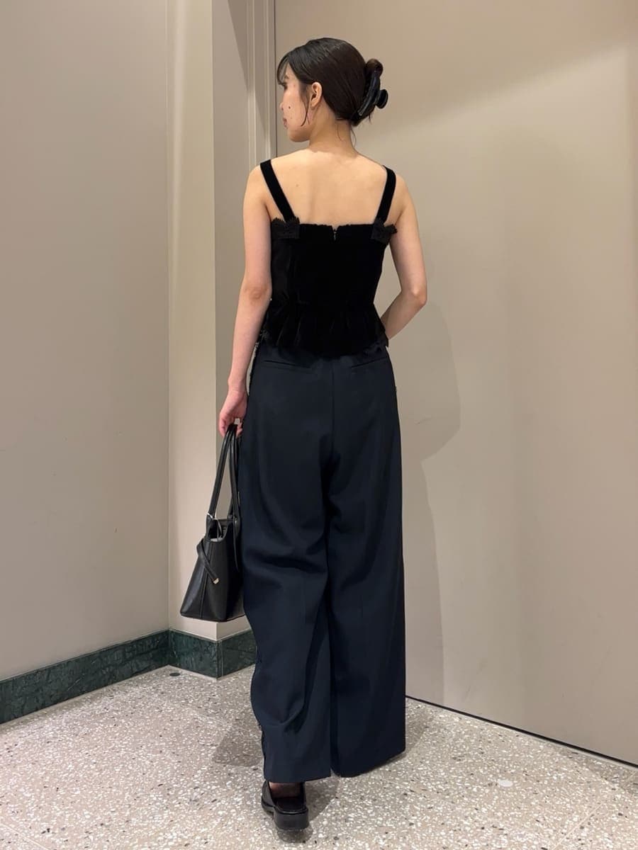 ブルー系のテーラードジャケット、ブルー系のその他パンツ、ブラック系のその他トップスを着用したレディースの夏コーディネートの4枚目の写真