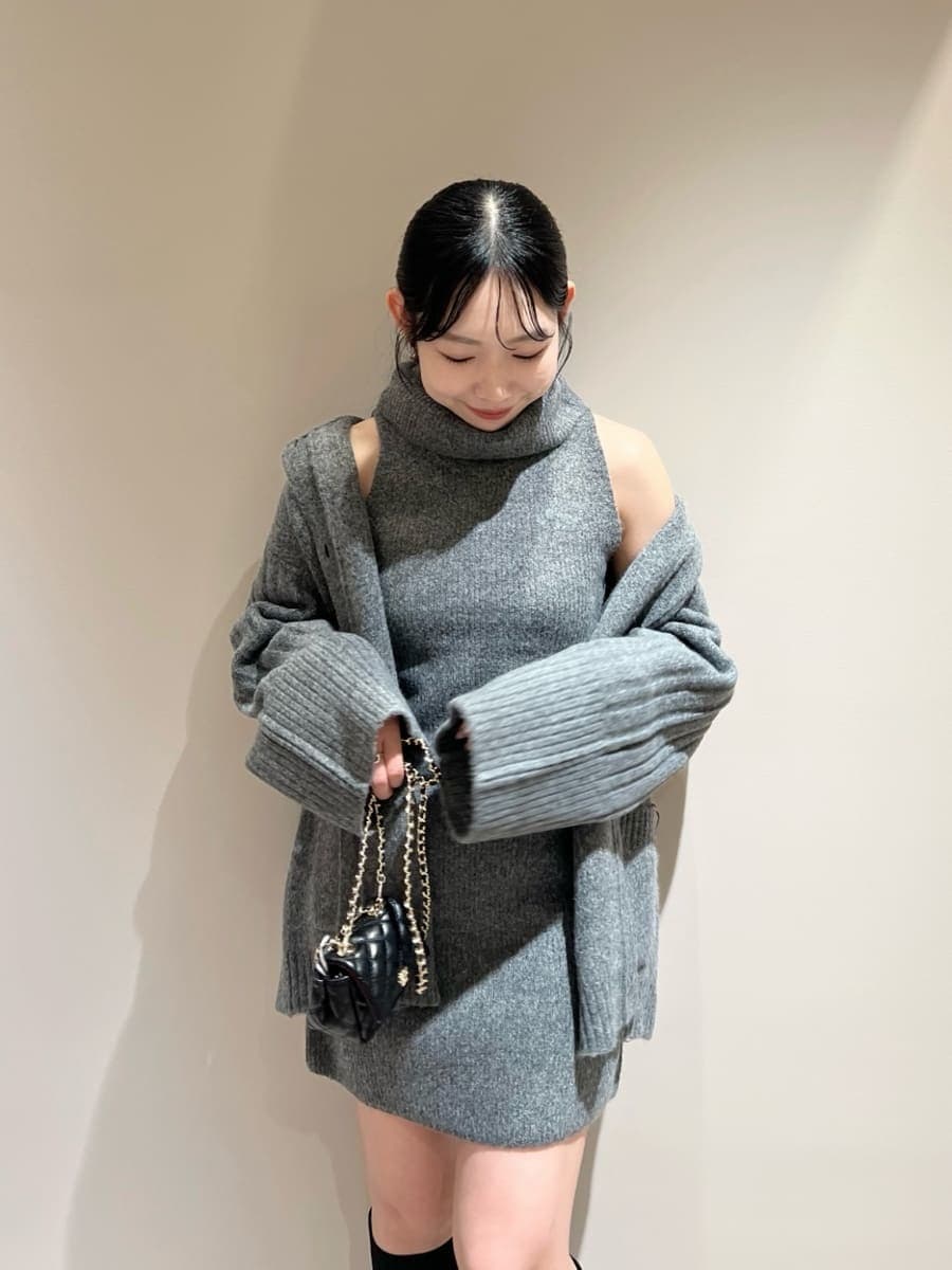 グレー系のカーディガン/ボレロ、グレー系のワンピース、ブラック系のショルダーバッグを着用したレディースの秋コーディネートの5枚目の写真