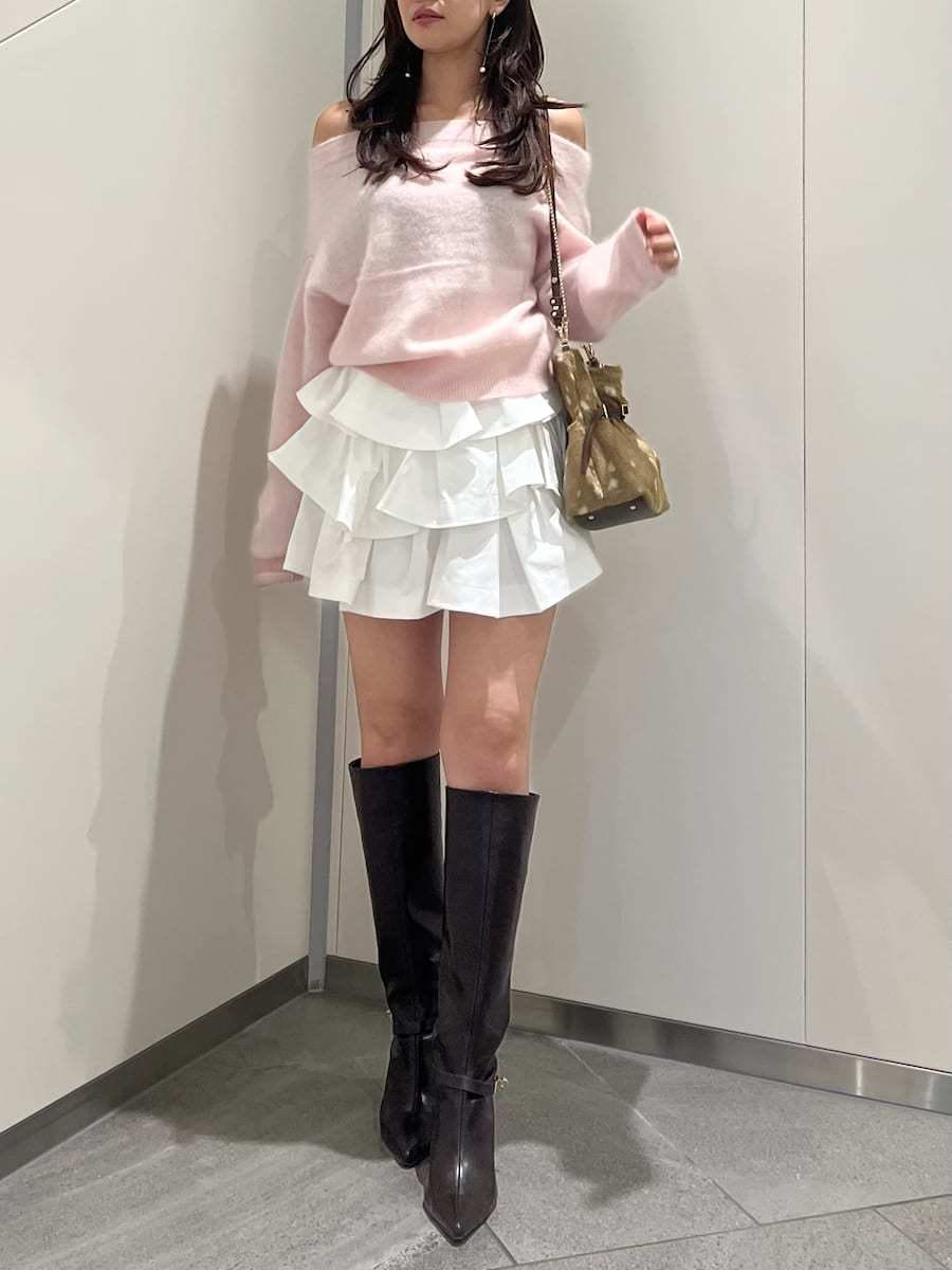 ホワイト系のその他パンツ、ピンク系のニット/セーター、ブラウン系のブーツを着用したレディースの秋コーディネートの4枚目の写真