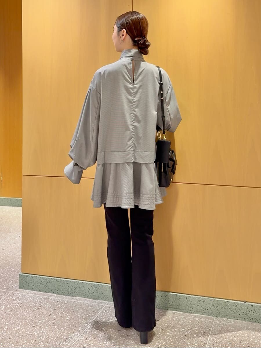 その他のシャツ/ブラウス、ブラック系のブーツ、ブラック系のショルダーバッグを着用したレディースの秋コーディネートの3枚目の写真