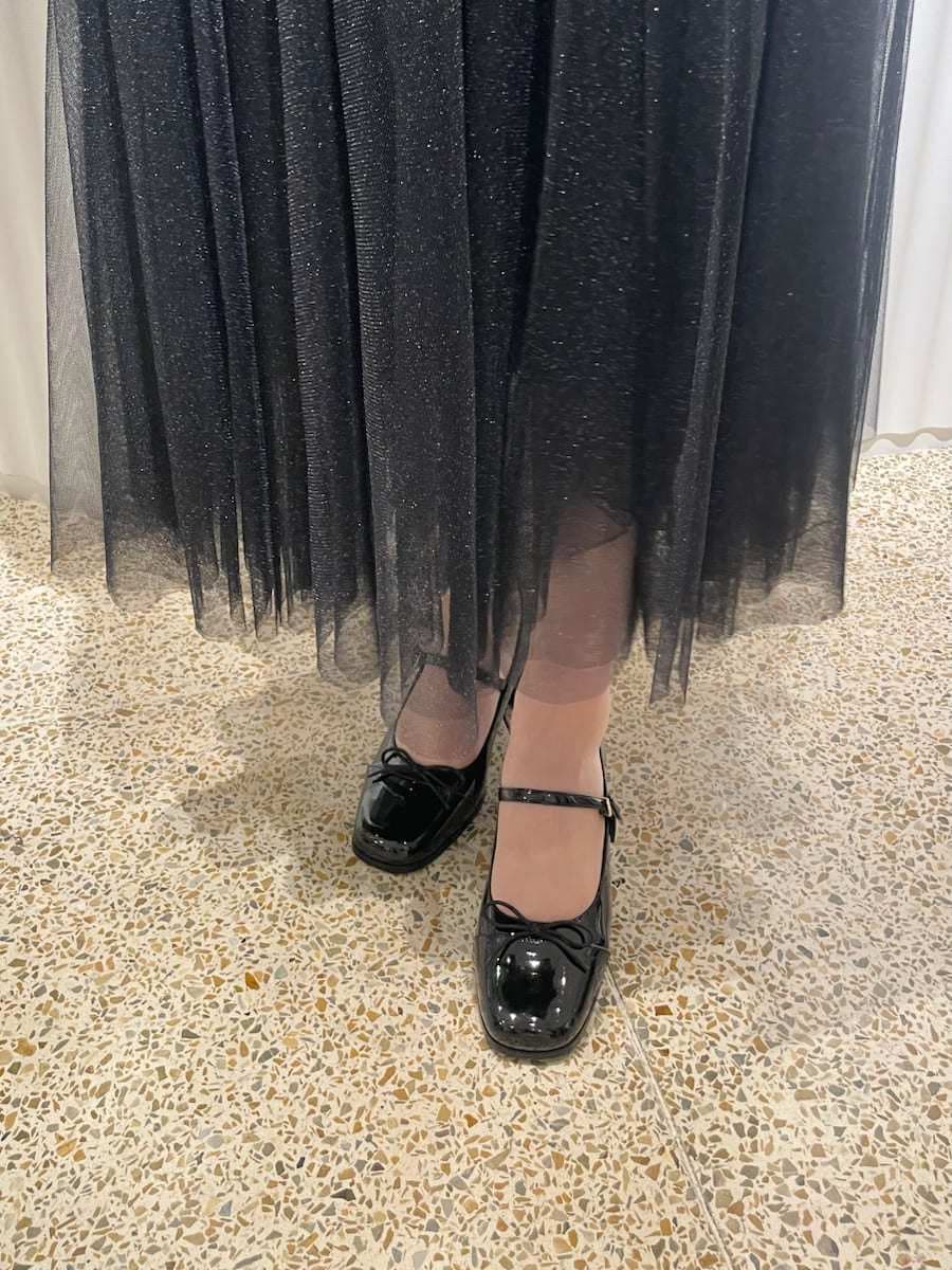 ブラック系のワンピース、ブラック系のパンプス、ブラック系のショルダーバッグを着用したレディースの夏コーディネートの7枚目の写真