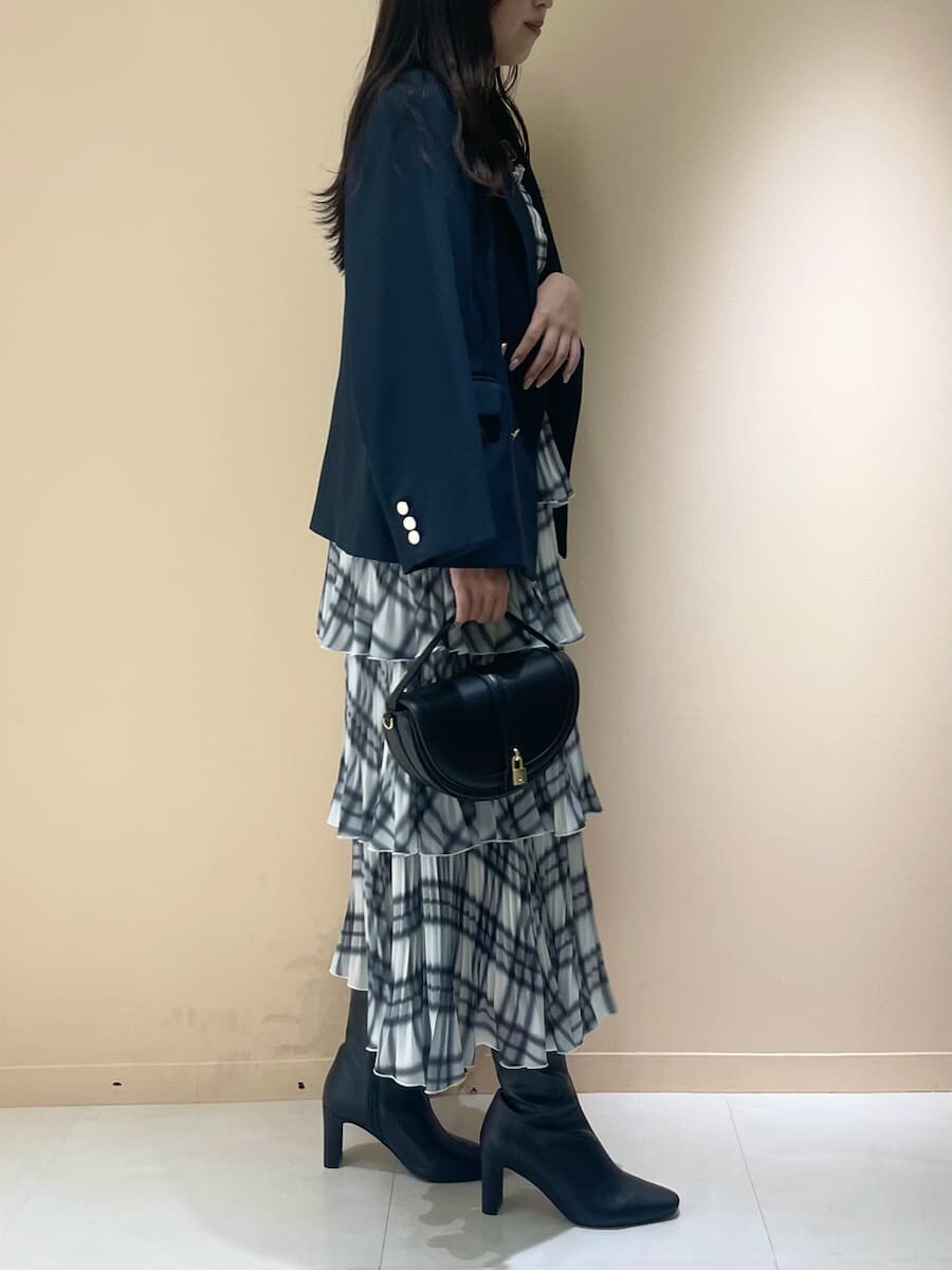 ブルー系のテーラードジャケット、その他のワンピース、ブラック系のブーツを着用したレディースの秋コーディネートの4枚目の写真