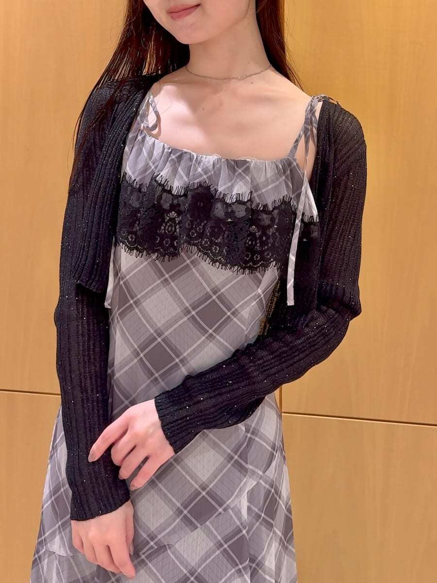 その他のサンダル、グレー系のワンピース、ブルー系のショルダーバッグを着用したレディースの夏コーディネートの5枚目の写真
